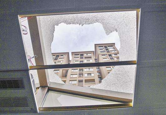 玻璃雨棚發(fā)生了自爆.jpg 玻璃雨棚發(fā)生了自爆.jpg