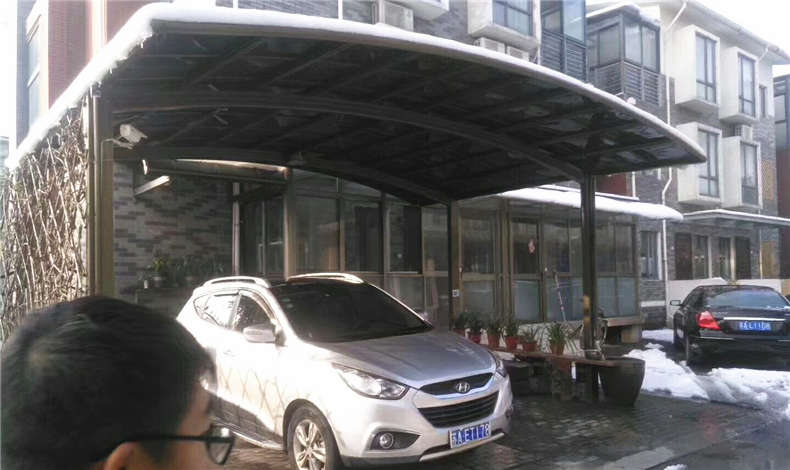 2018年大雪，讓劣質車棚雨棚顯露原形