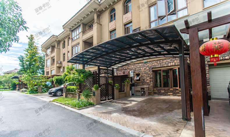 別墅業(yè)主擁有至尊卡爾鋁合金車(chē)棚后......