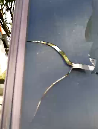 直擊丨因質(zhì)量原因，至尊卡爾現(xiàn)場拆業(yè)主家鋁合金車棚