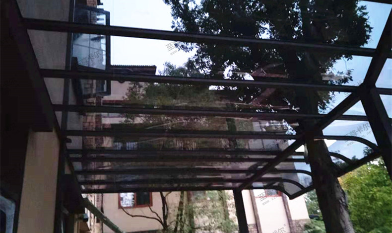 門前有棵樹，不想把樹砍了怎么搭建耐力板雨棚？