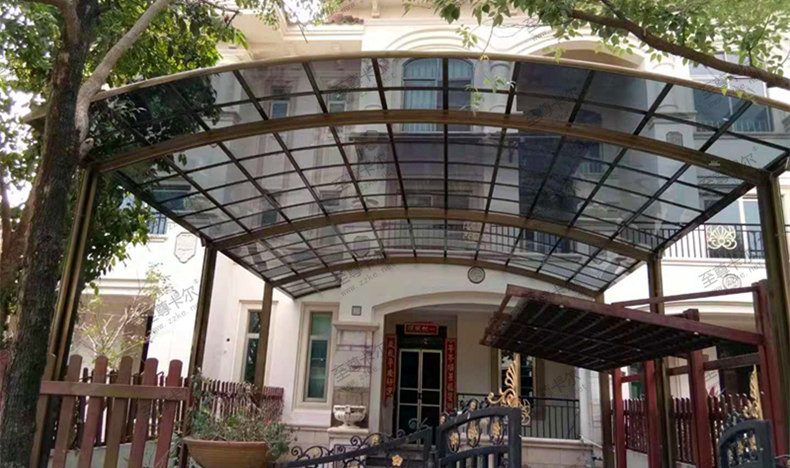 別墅安裝至尊卡爾門口雨棚，雨雪天您不用在擔心！