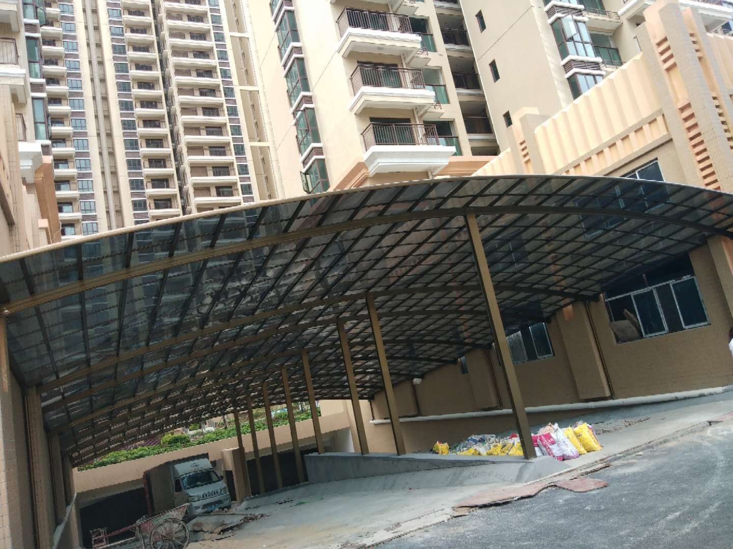 地下車(chē)庫(kù)出入口雨棚效果圖大全，不僅堅(jiān)固耐用還很美觀