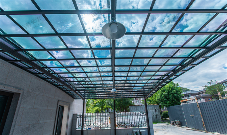 透明遮雨棚選這種雨棚材質(zhì)，絕不會后悔