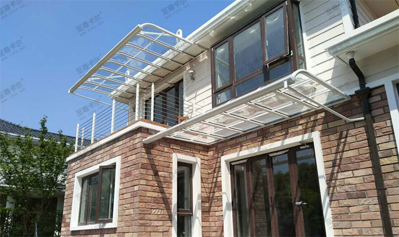 你還在擔心安裝雨棚會影響采光嗎？先看看這種材質的雨棚