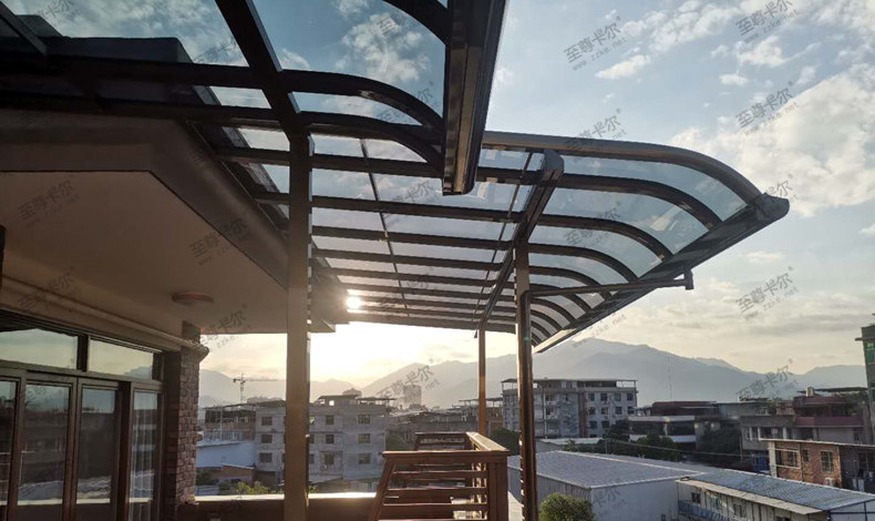 不銹鋼玻璃雨棚圖片大全，還選不銹鋼玻璃雨棚，有點落伍了。