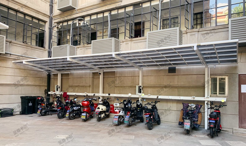 還在擔(dān)心電動(dòng)車停在外面充電不安全？看看這個(gè)小區(qū)的充電車棚
